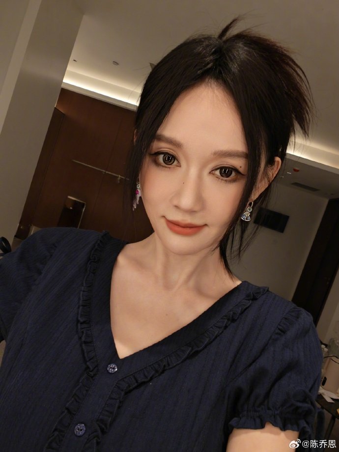 陈乔恩对镜自拍夸这手机拍照好看陈乔恩你看是谁拍的不好看吗啊啊啊啊陈乔恩对镜自拍夸
