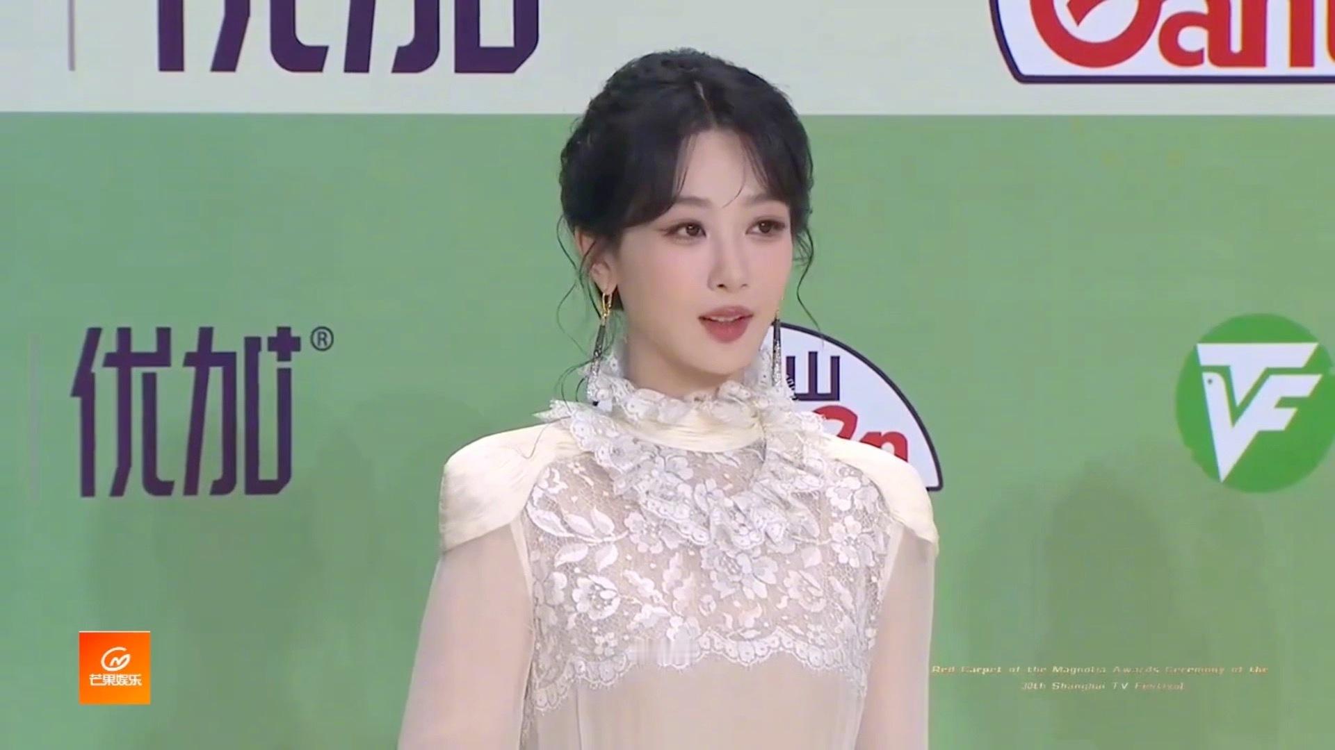 杨紫顶级高定内娱首秀杨紫国色芳华剧组亮相白玉兰红毯主要是来学习的，能够入围就很