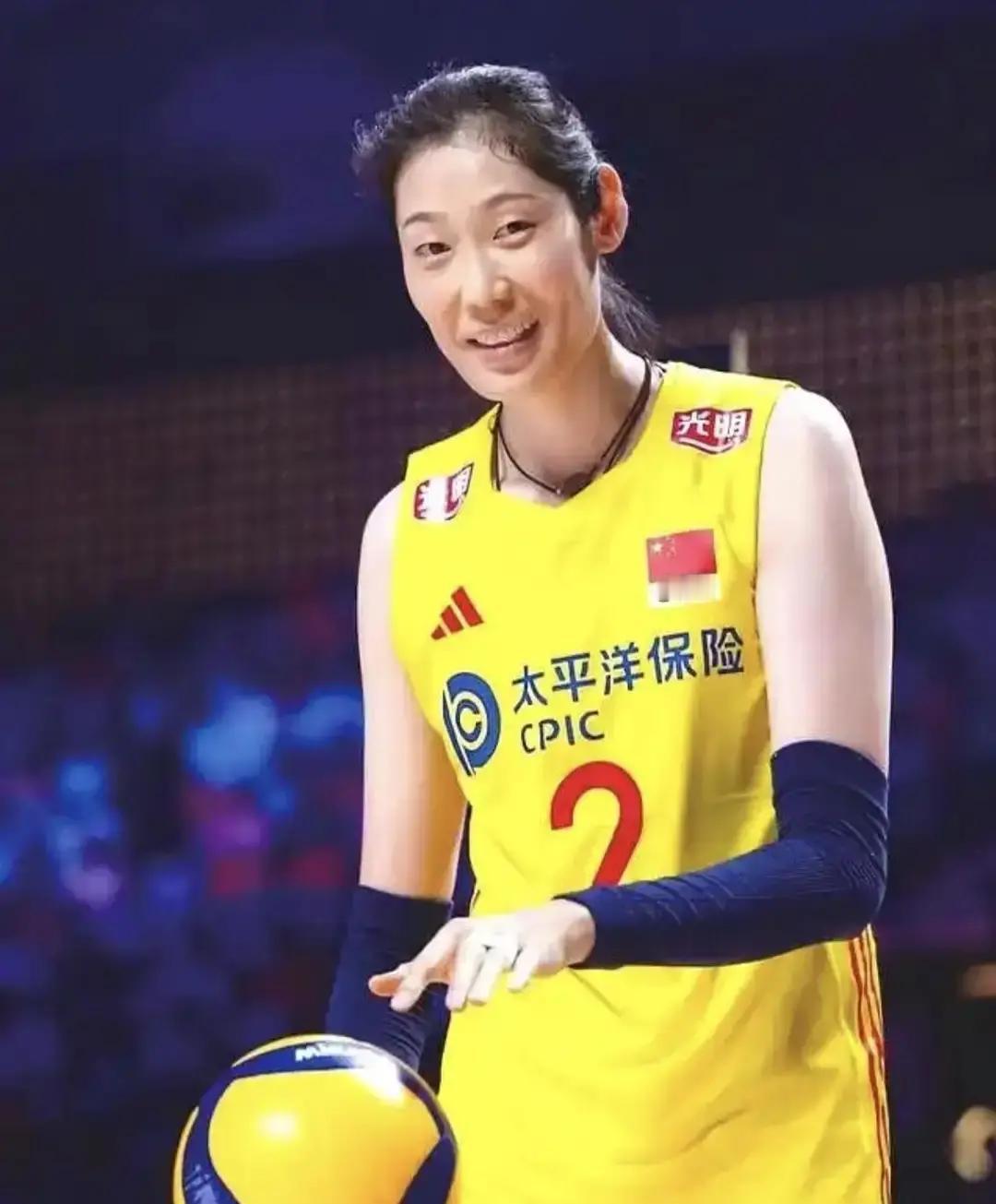 朱婷坐板凳，科内连跪3场昨晚对诺瓦拉，她只打一局半，球队又被逆转。球迷拍到