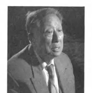1942年，一名伪军师长派人送给粟裕两包烟，粟裕疑惑地拆开烟盒一看，里面竟藏了一