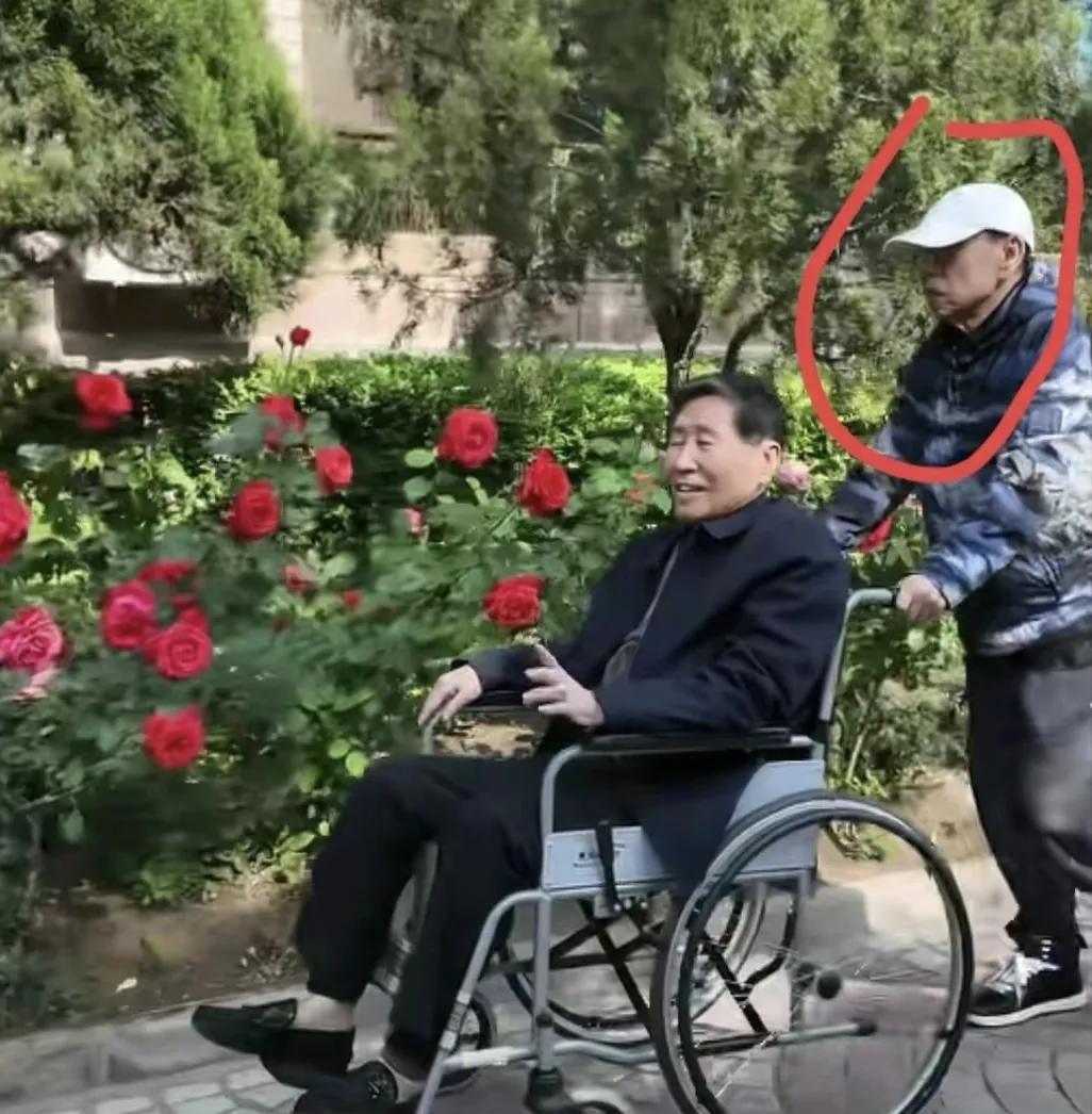 潘长江的爸爸还是挺在意形象的，都93岁了，还有一头黑发。按理说潘长江已经快70岁