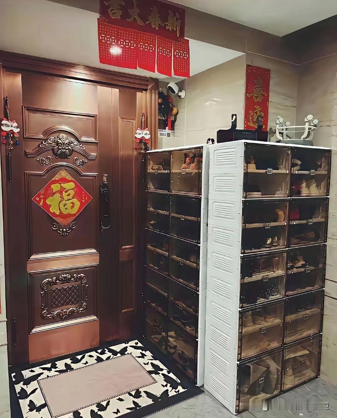 邻居这样做物业不管110不管120不管请问哪里可以管？小区门口摆摊是否该