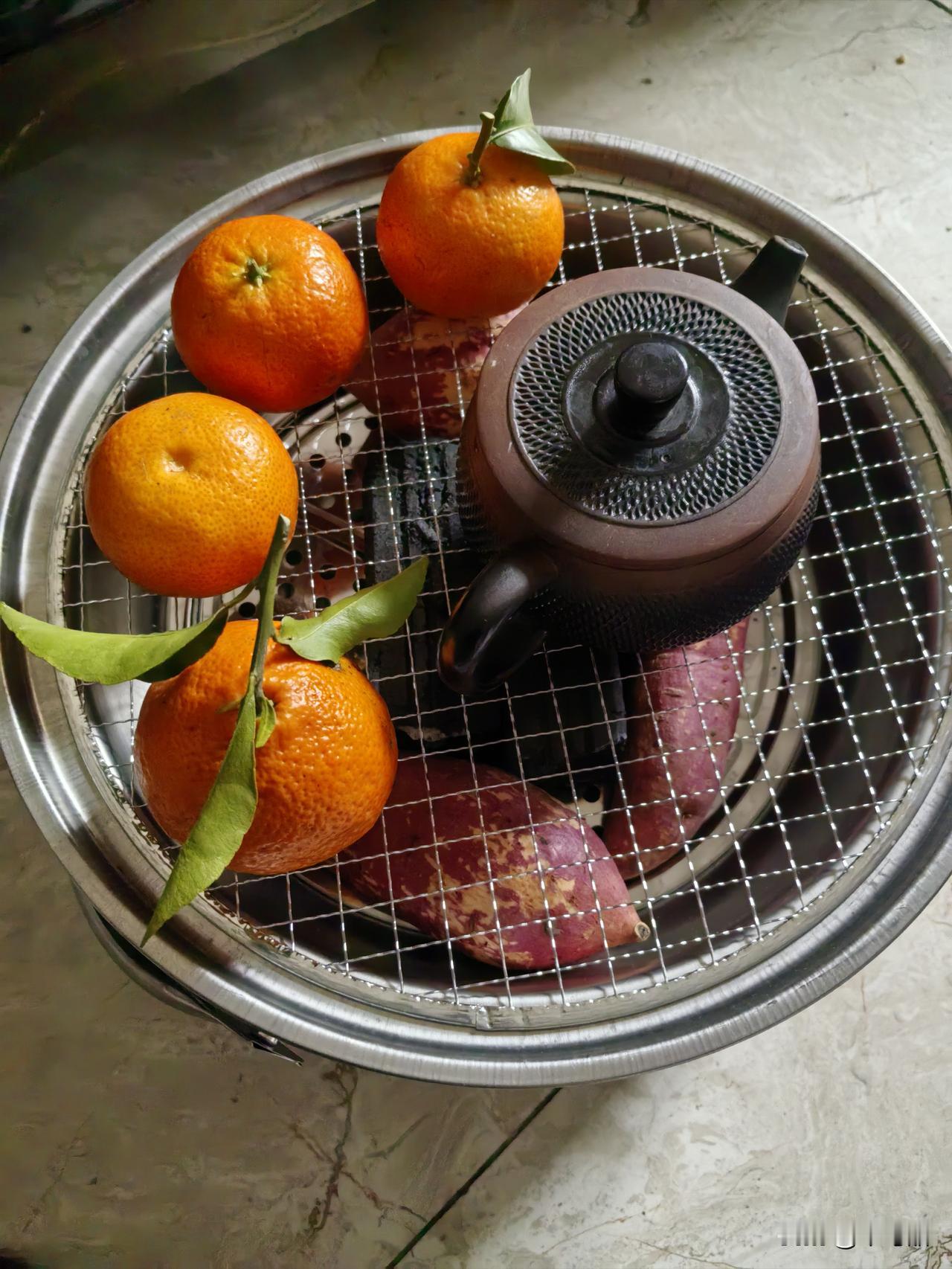 南方的冬天，此刻说冷也不冷。围炉的温度，很是让人惬意。朋友突然问起，面对出轨的他