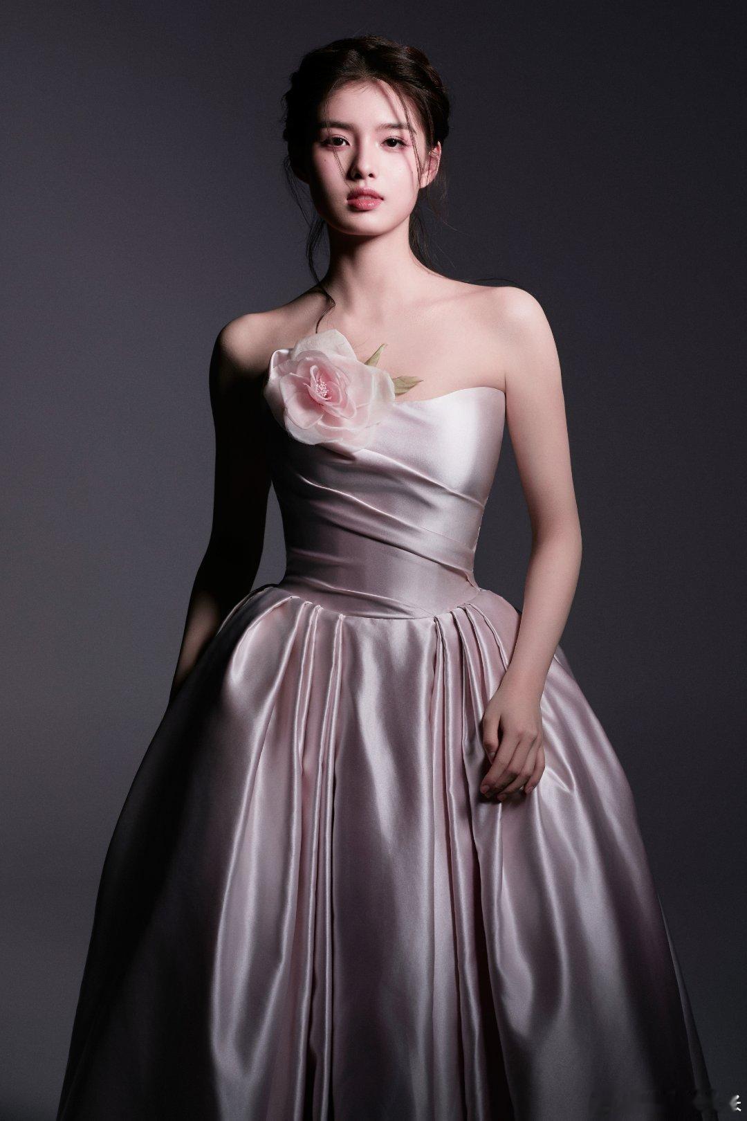 艾米越来越美了，长成大美人了。