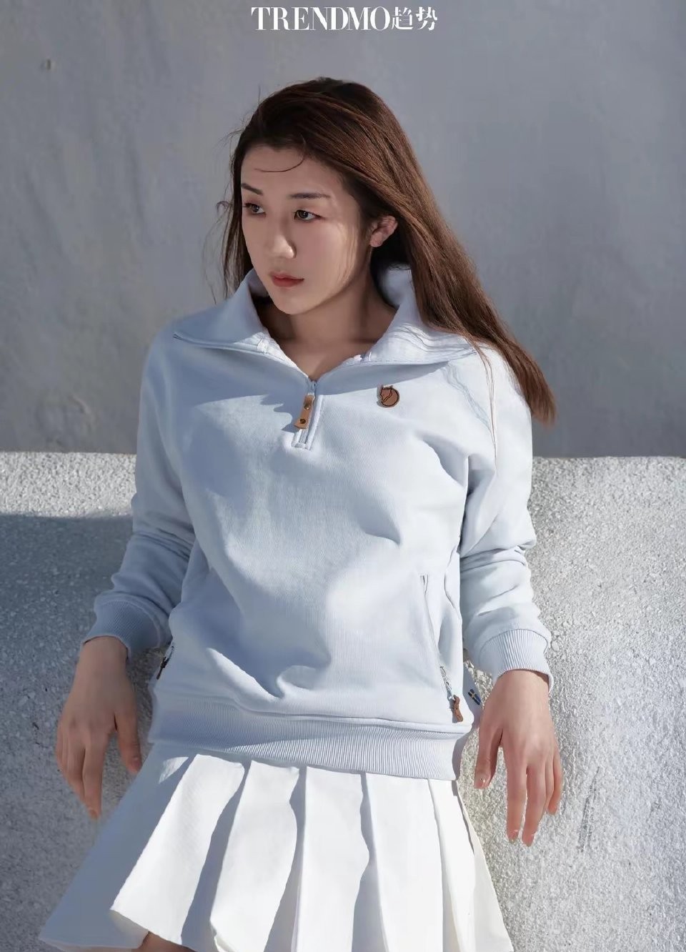 陈梦这身百褶裙造型真是让人眼前一亮，奥运冠军的飒爽英姿里突然透出邻家女孩的清新感