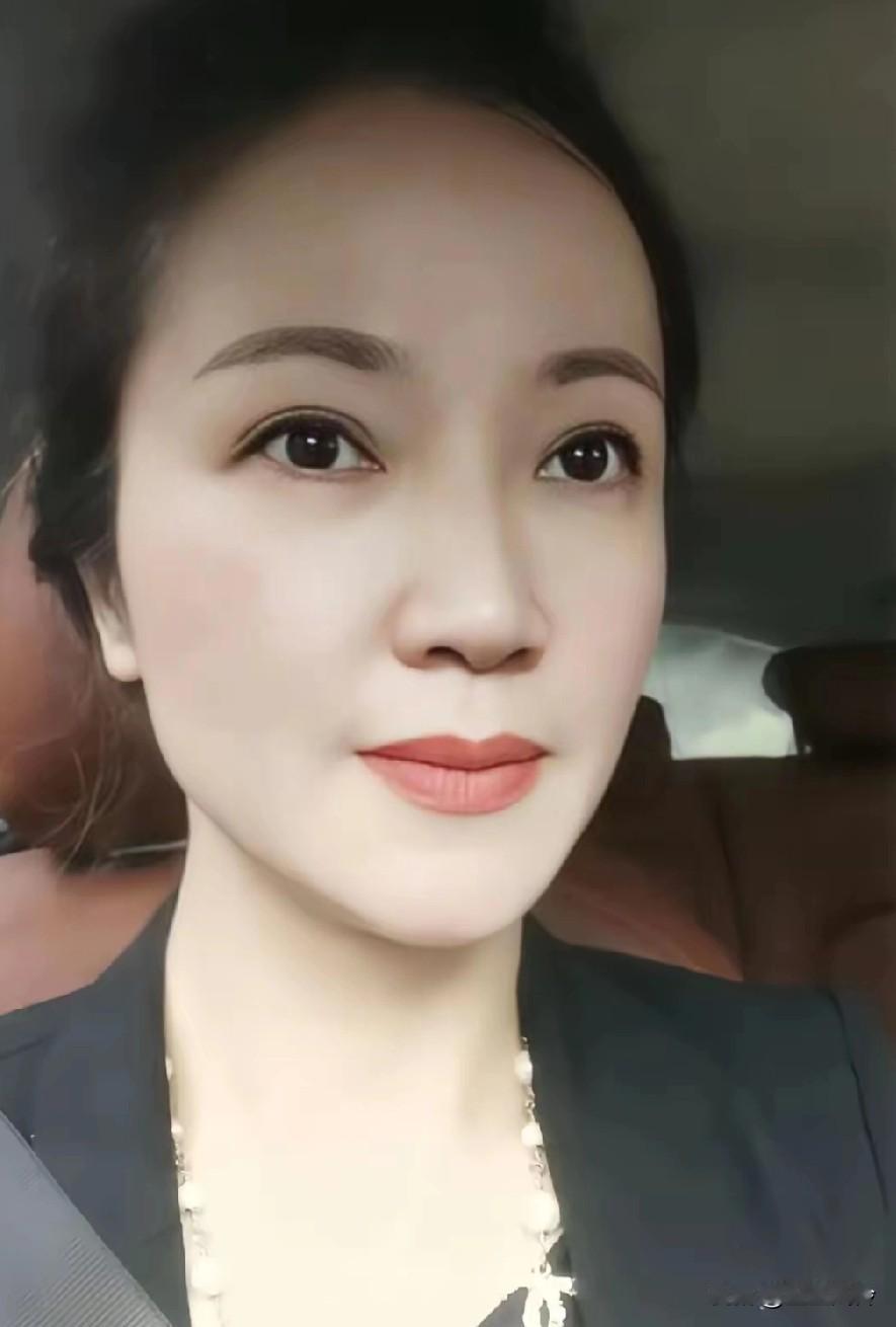 蒋仕英女士没有控诉任何人，没有揭穿任何家丑，把所有的委屈都咽进肚子里了，原
