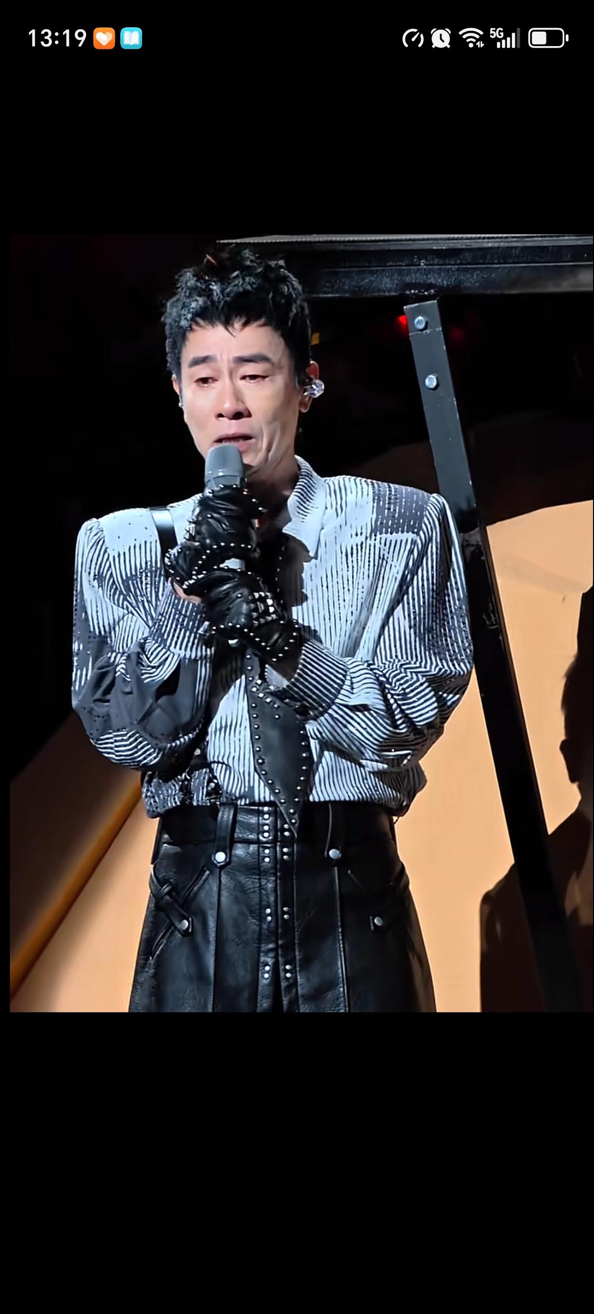 陈小春北京演唱会失败了，陈小春本人听见被成片的“退票”声哭鼻子了，58岁的他哭的