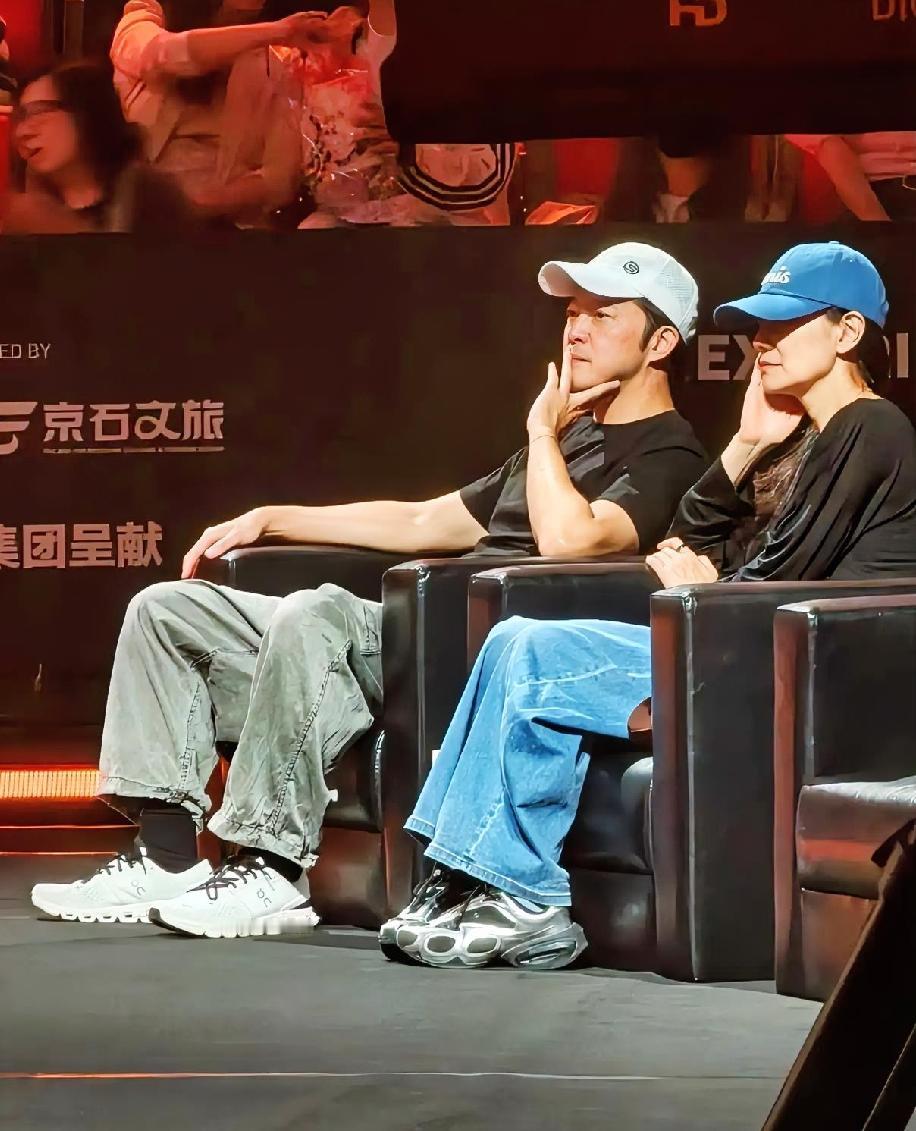 看看谁来看男单半决赛了，竟然是沙溢和胡可两口子，真得挺震惊的，他们也喜欢乒