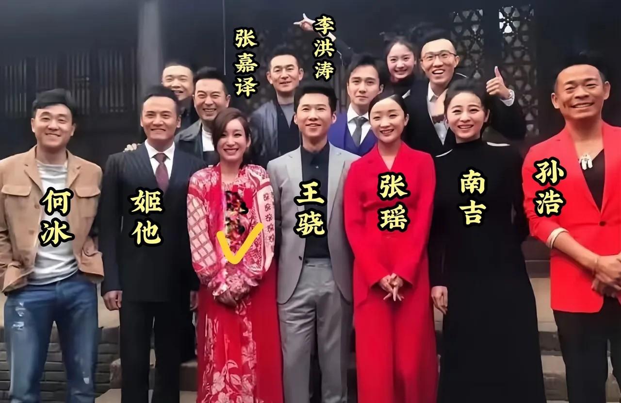 《白鹿原》里演员个个演技炸裂。张嘉泽把白嘉轩的坚毅演活了，何冰将鹿子霖的狡黠展现