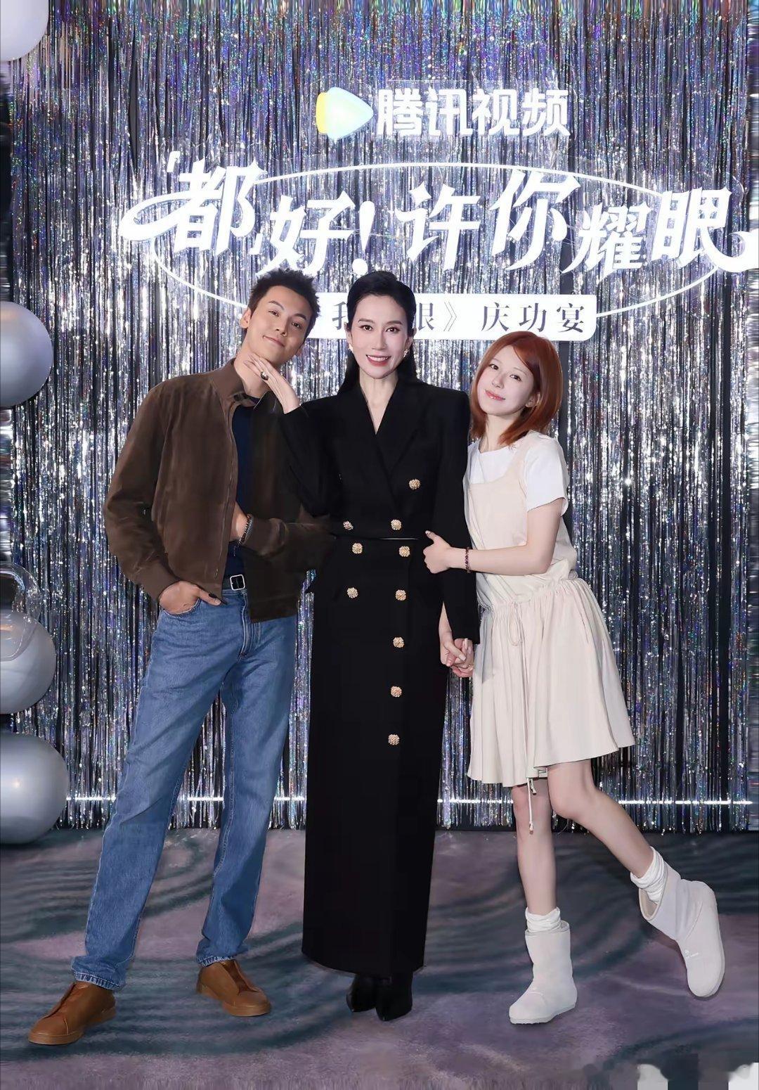 娱乐圈还是太现实了不信你看赵露思当初她出事儿那会，没一个人站出来帮她，现在新剧又