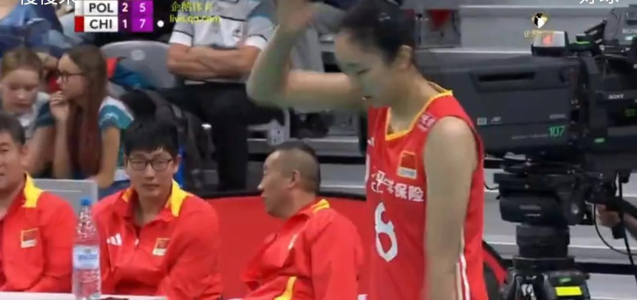 中国女排在波兰和波兰女排进行了一场热身赛，双方都有所保留，中国队王媛媛龚翔宇被雪