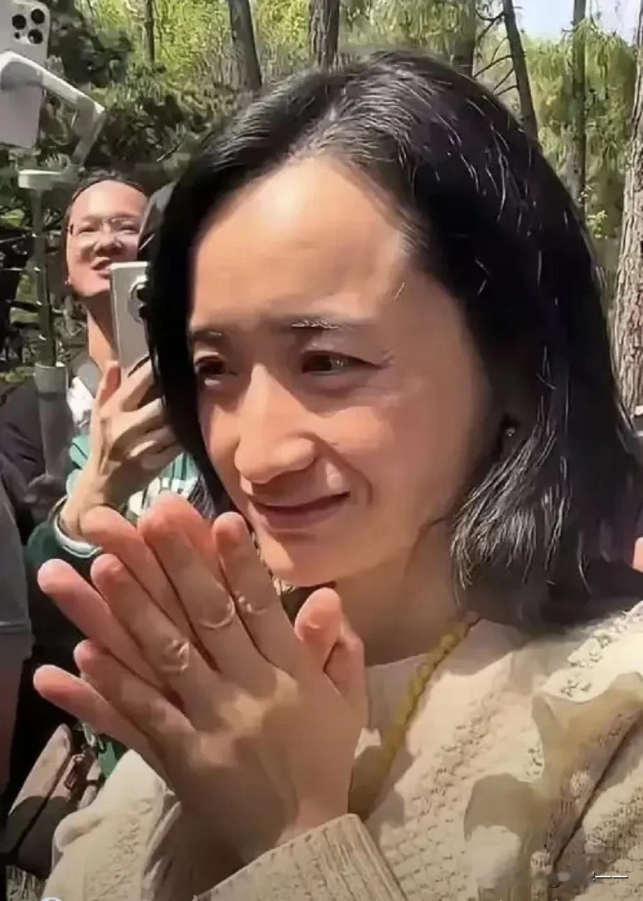 “彩礼80万，少一分免谈！[无奈吐舌]”浙江一相亲市场，38岁女硕士李梅一身白裙气质