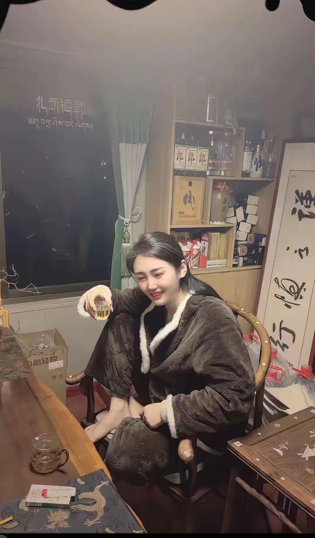 没事喜欢跟闺蜜来点微醺