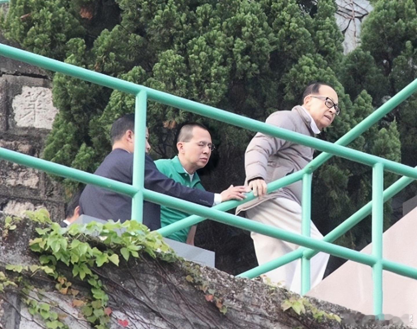 李泽楷陪90岁父亲李嘉诚散步！​​​