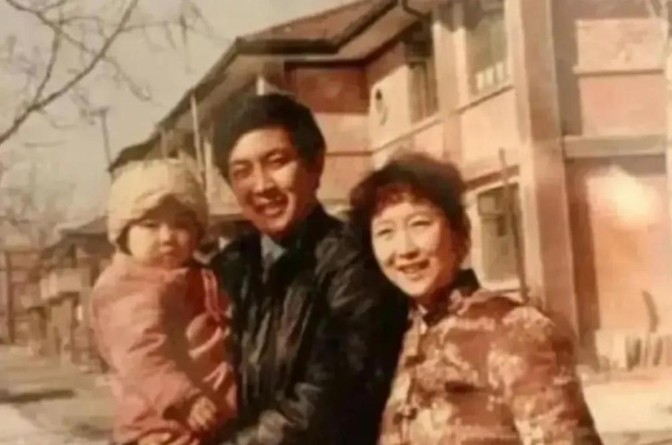1990年的除夕夜，唐国强的妻子洗完澡化完妆，穿上一身新衣，用一根绳子结束了自己