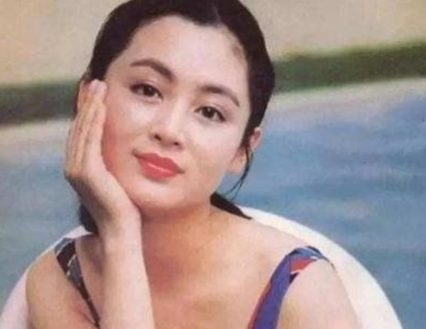 当年，陈凯歌带陈红去澳大利亚玩，在逛奢侈品店时，店员十分惊讶地对陈凯歌说：“先生