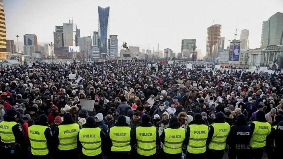 蒙古国乱成一团，反华到底图啥？蒙古国首都乌兰巴托的广场上，年轻人举着标语、喊着口