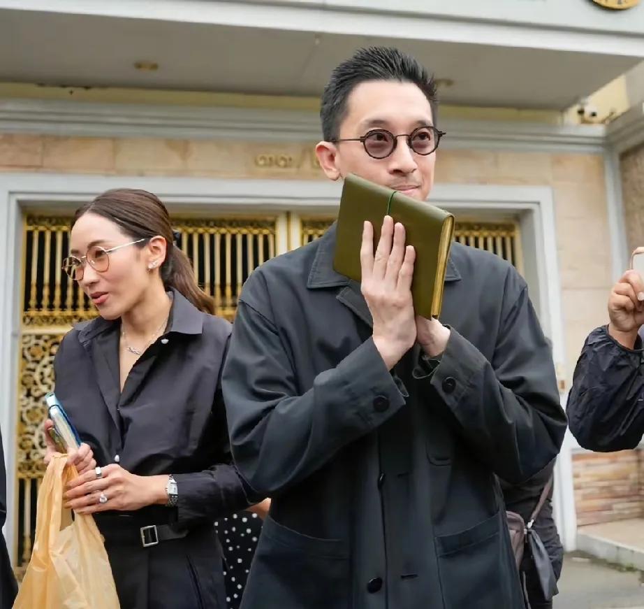 感觉钦那瓦家族下一步，会将图片中的男子推出去参政！近日，佩通坦的姐姐姐夫去了监