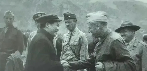 对去韶山，去毛主席纪念堂，纪念毛主席的人，说成七十五岁，说成没文化的，你睁大眼睛