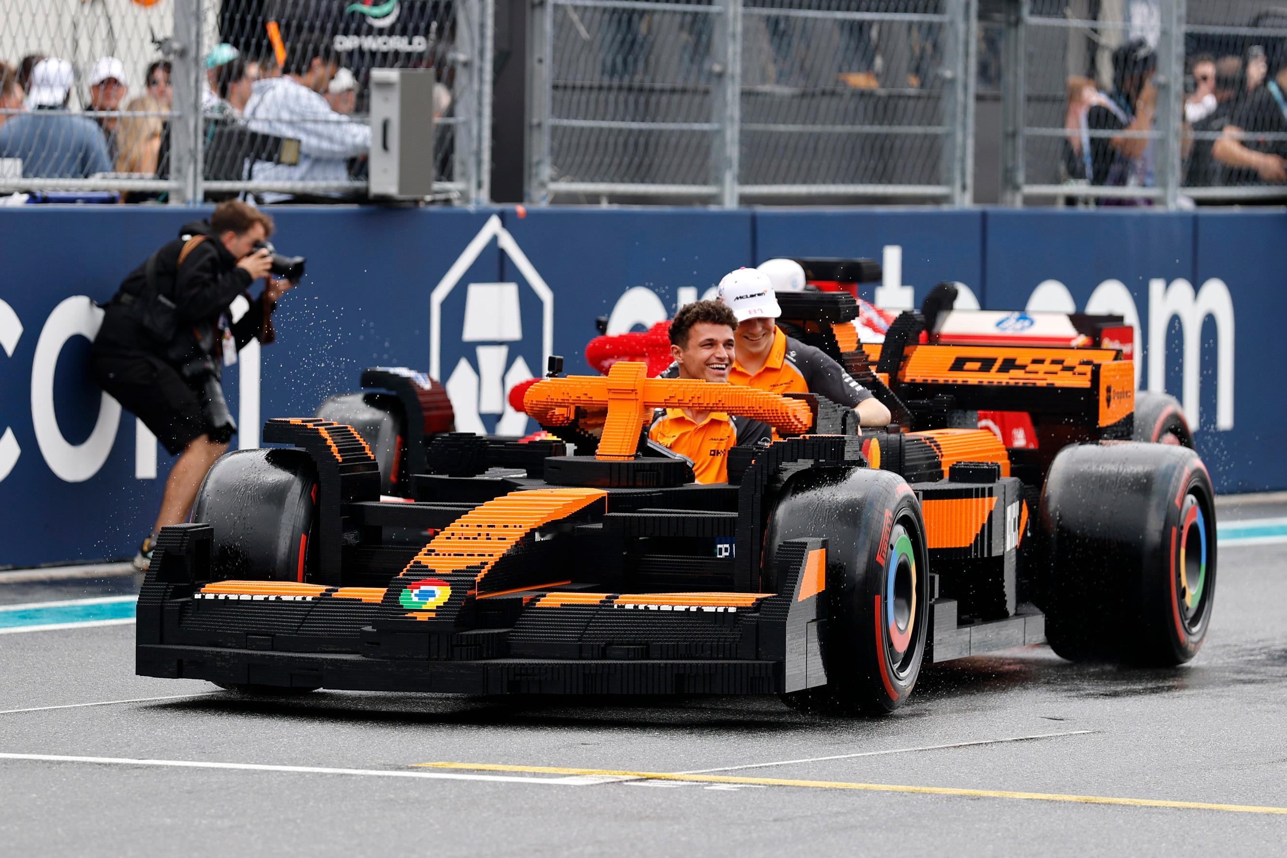 F1开乐高喜笑颜开，不过马丁这爷俩不苟言笑[doge]2025F1迈阿密大奖赛