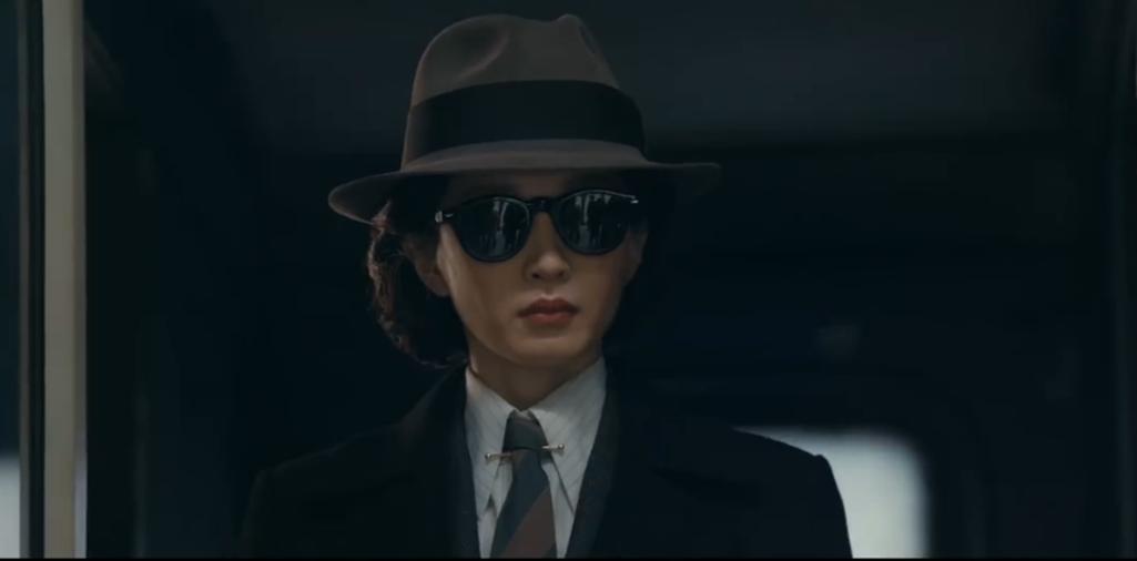 上海滩谍战剧《醒来》。苏门（江疏影饰演）派头十足啊！苏门坐着火车的甲等车厢，