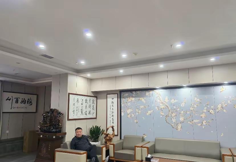 茶香伴墨韵，一室皆从容。忙完手头的事，躲进这一方安静的空间。墙上的墨香还未散，案