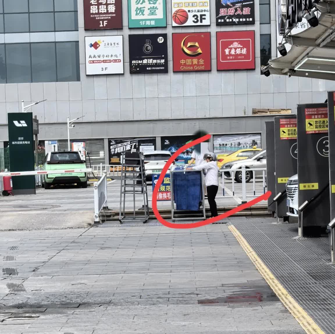 下图的这位老人（65岁以上），和我们是一个单元的，住在我们楼上。不熟，见面打个招
