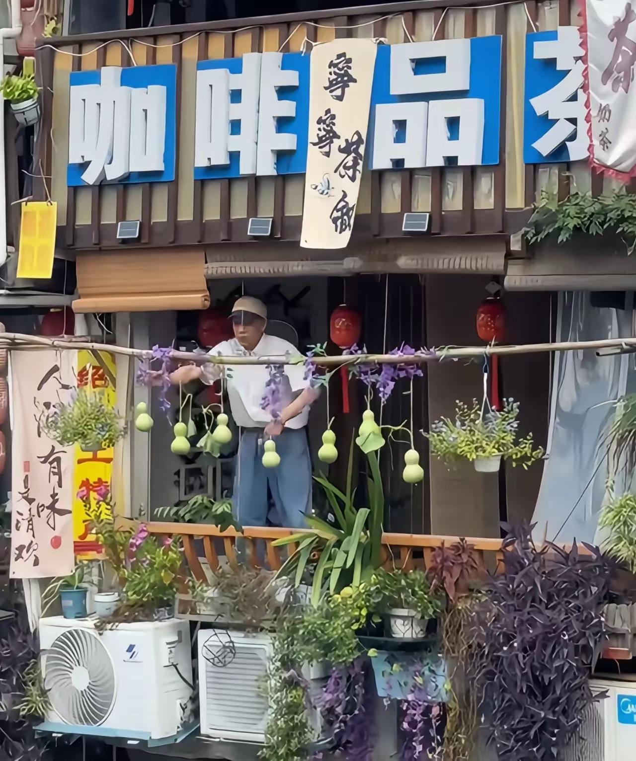 离谱！正版葫芦爷爷隔壁，冒出盗版“葫芦爷爷”！都说模仿可以，但照搬蹭流量，属实有点东施效颦了。绍兴这