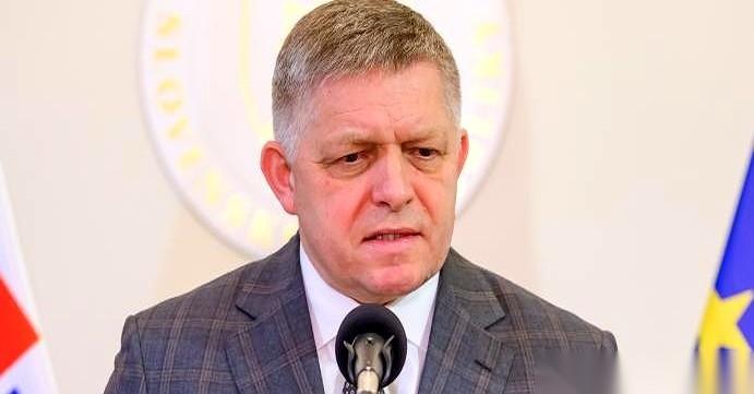 斯洛伐克总理，直接把话挑明了：别想让我掏一分钱，给乌克兰买武器。我尊重你们自愿