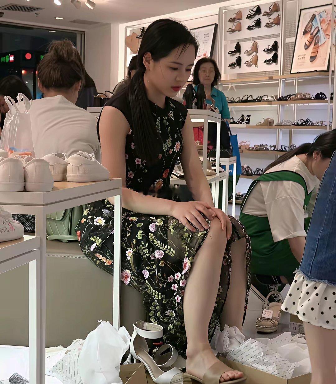 实在不行两双都买了不就行了纠结一个小时了，感觉营业员都烦了