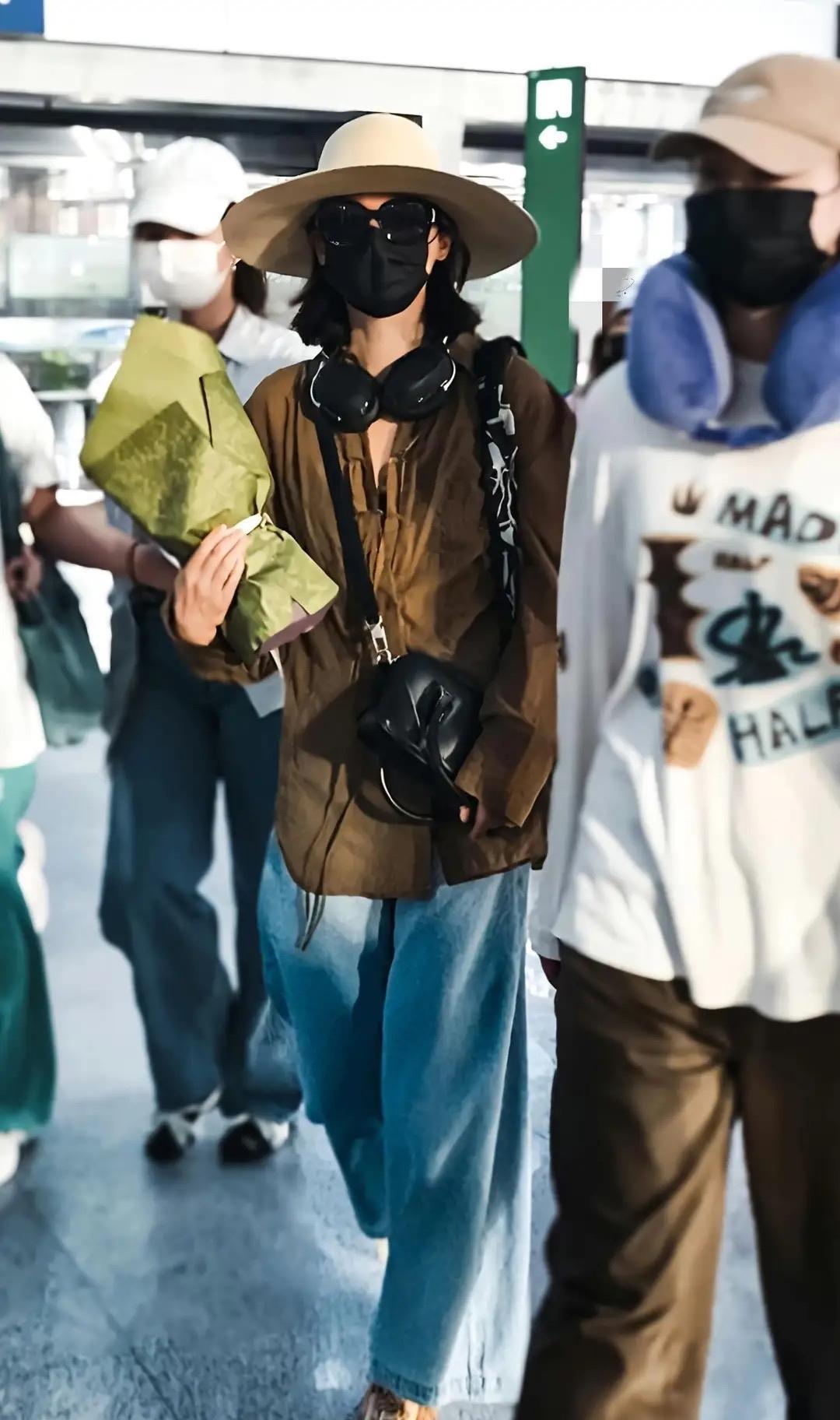9月8日，辛芷蕾回国机场路透照来啦！她身着咖色上衣搭配牛仔裤，简约又随性。宽檐帽