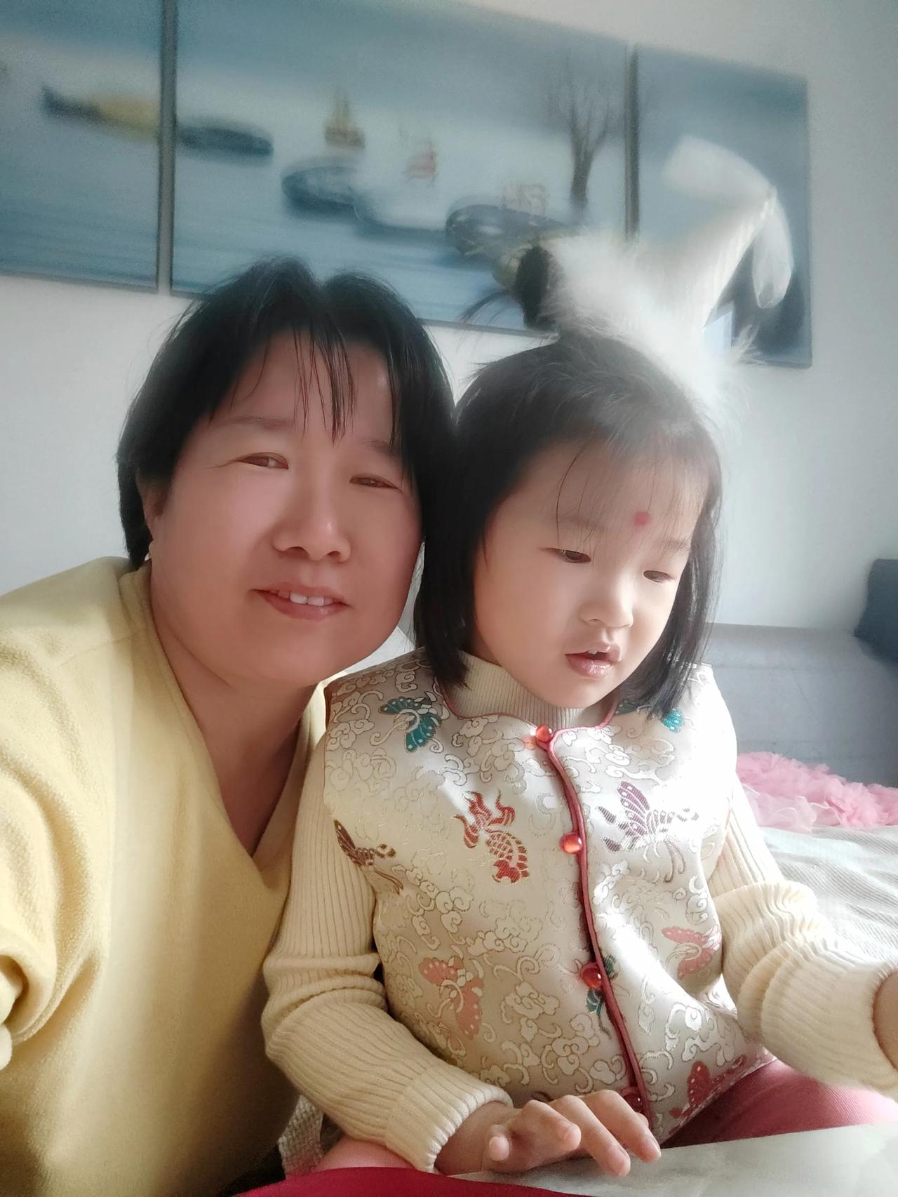 宝奶奶来了。基本不让阿姨碰孩子，孩子哇哇哭，也是装作疑惑问宝宝怎么了怎么了。