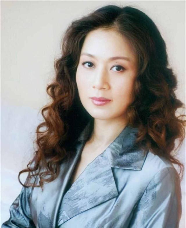 1992年，余秋雨二婚娶了小16岁的女明星马兰。新婚之夜，余秋雨向马兰提出了一个