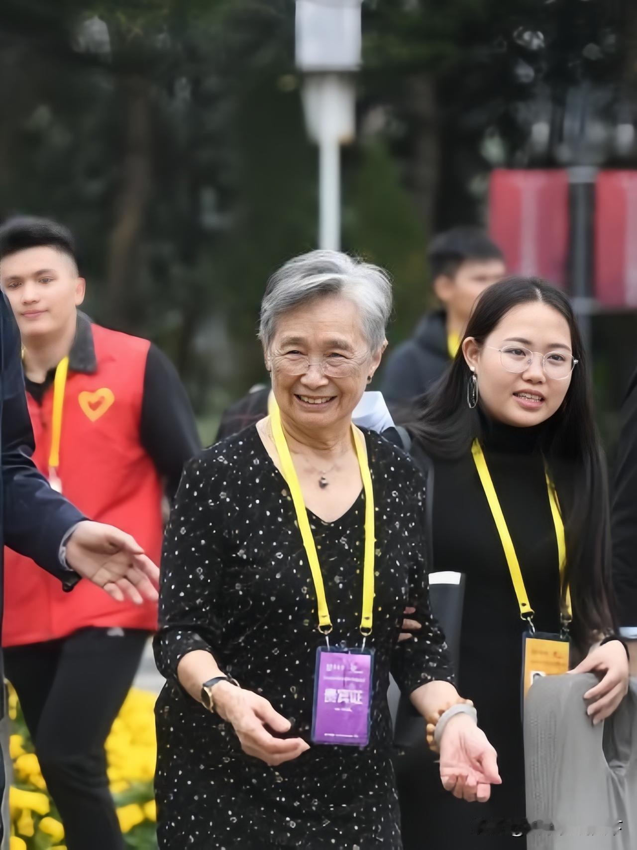 破防！台北传来令人感动的消息。杜致廉公开大陆寄来的抗战胜利80周年纪念章，