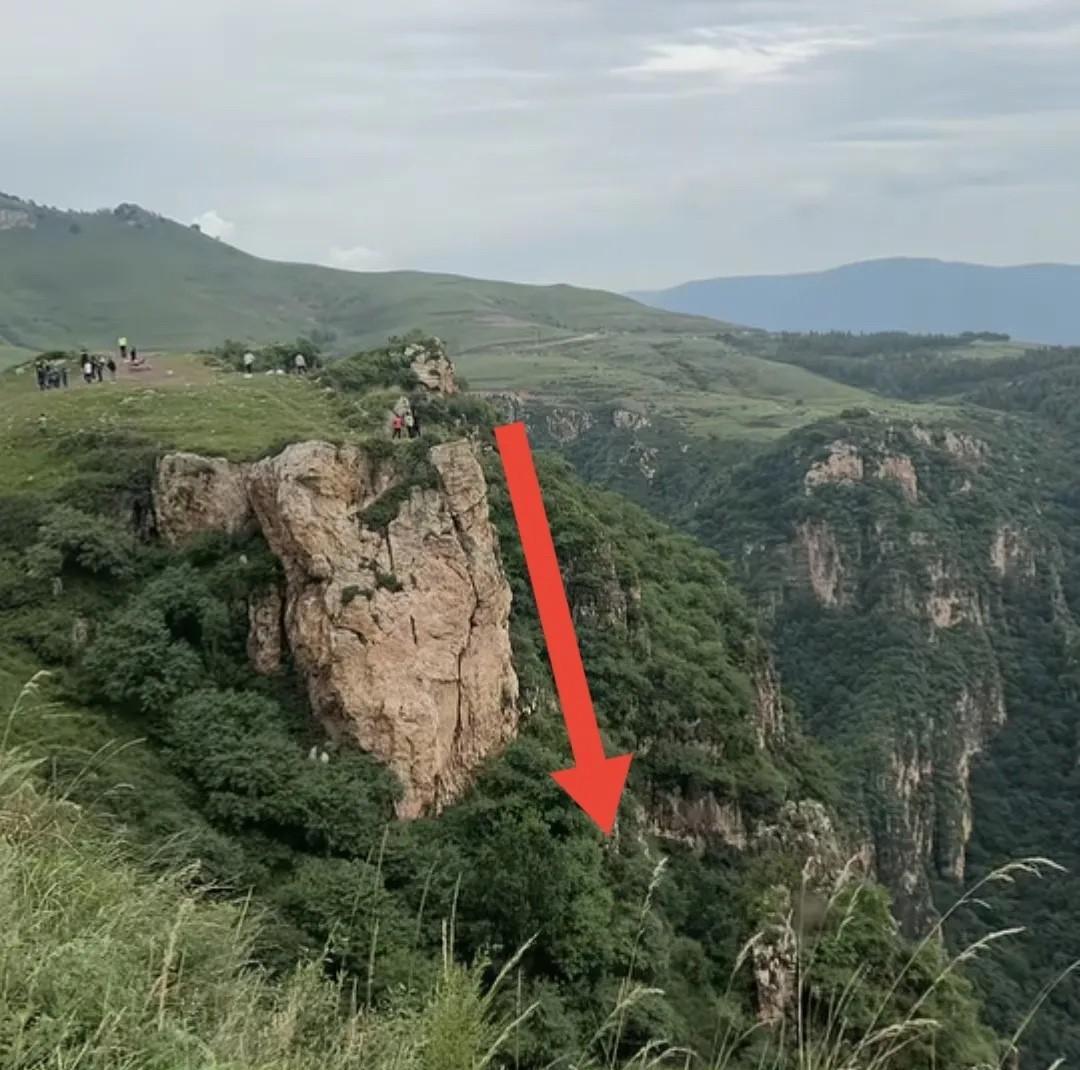 坠崖越野车大概率是不熟悉路况冲下去的，坠落的位置是很高的一处断崖边上。如果了解到