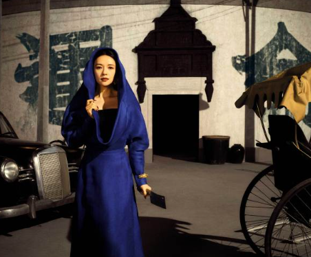 章子怡最新杂志写真，宝蓝色披风，红色指甲，手中的菜刀尤其抢眼