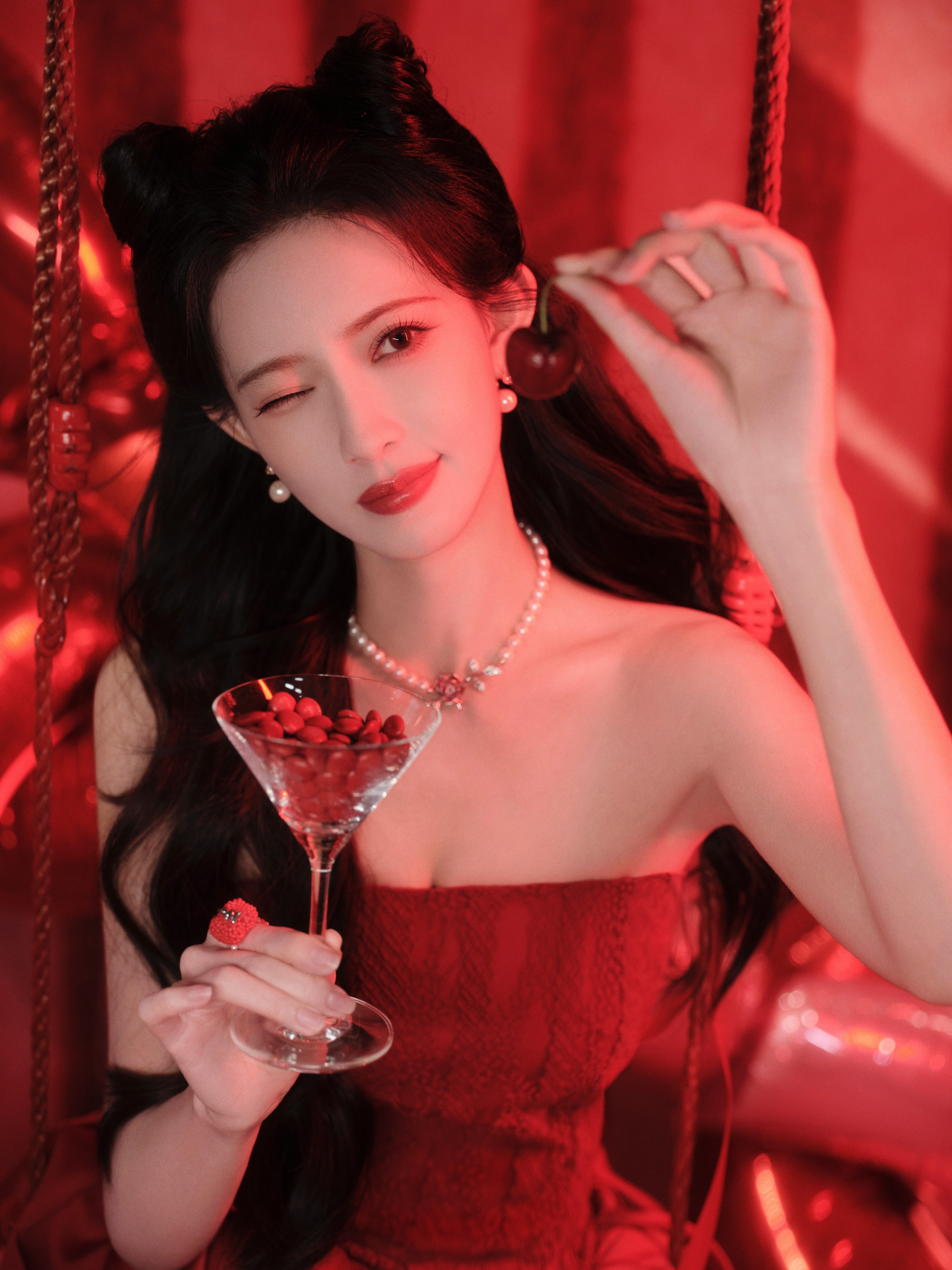 孟子义猫耳轻挑，裙摆炸开热烈，连空气都裹着草莓味的心动信号。孟子义先发美图再