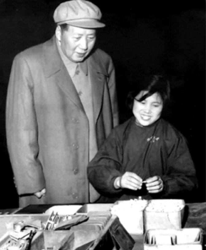 🌞1958年2月，毛主席来到沈阳小型开关厂视察，可工人们却态度冷漠，几乎全