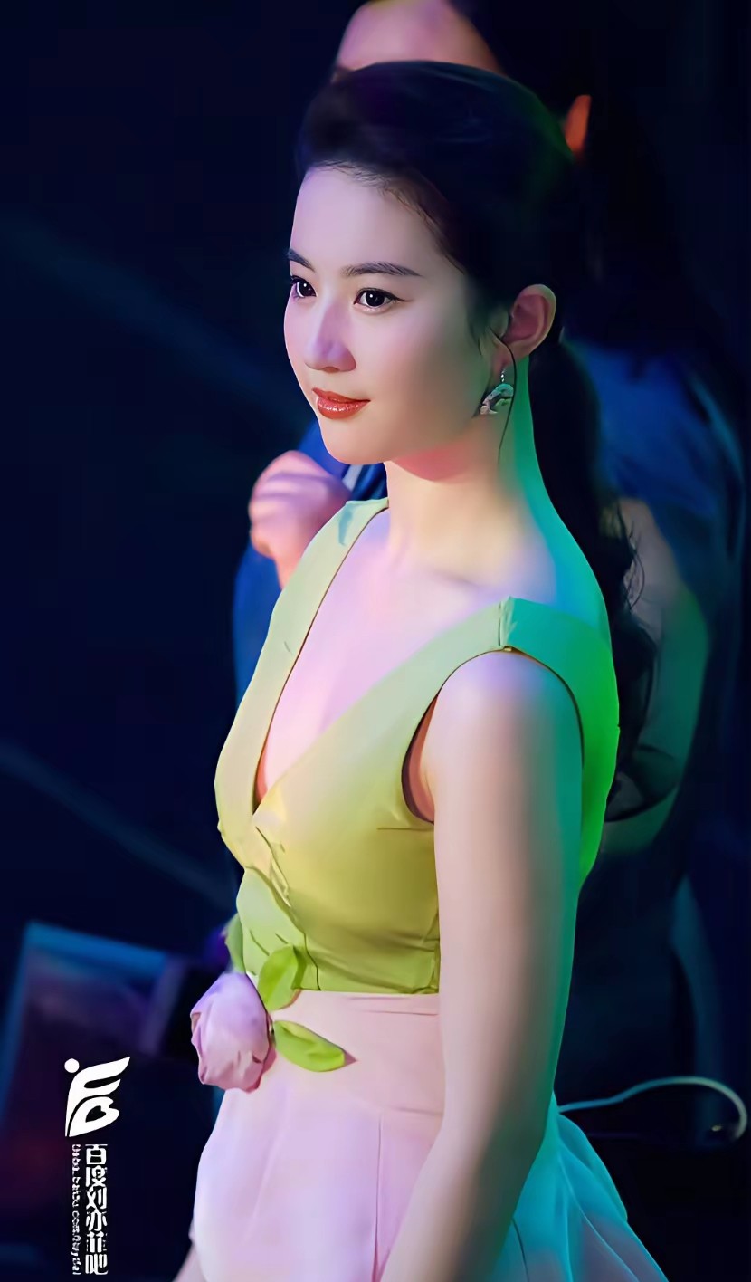 刘亦菲最近在片场被拍到素颜研读剧本的样子，让人想起她刚出道时那份专注劲儿。这么多