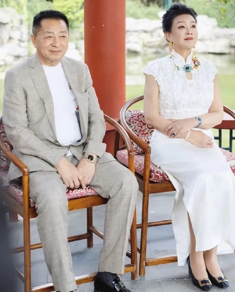 汪小菲父母离婚多年，仍旧共同出席儿子婚礼，挺有风度和格局的！这一家子高颜值，怪不
