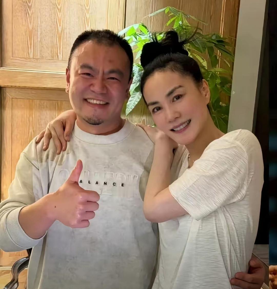 56岁王菲被录音师搂腰上热搜！网友笑喷：之前还紧张到手冒汗呢5月13日，王