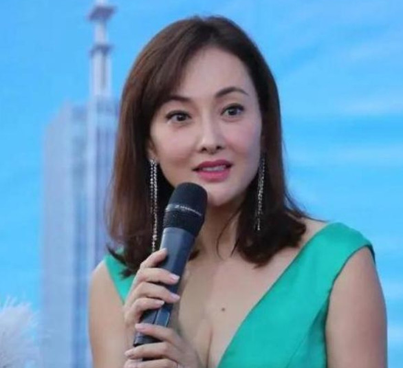 2014年，牛莉拍完《老农民》后，感觉浑身没力气，喘气都费劲，她老公赶紧带她去医