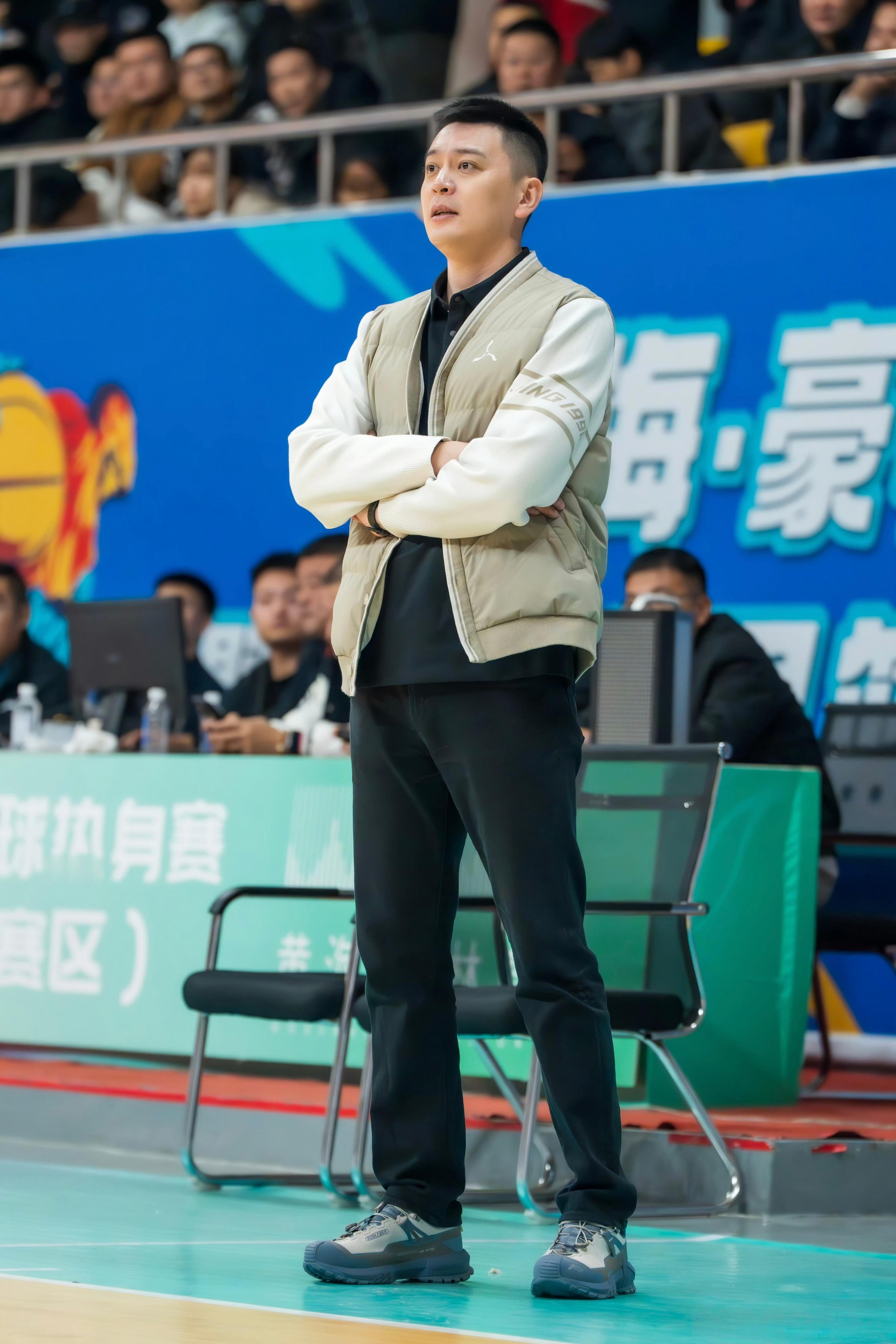 上海一夜入冬，该穿羽绒服了。​​​