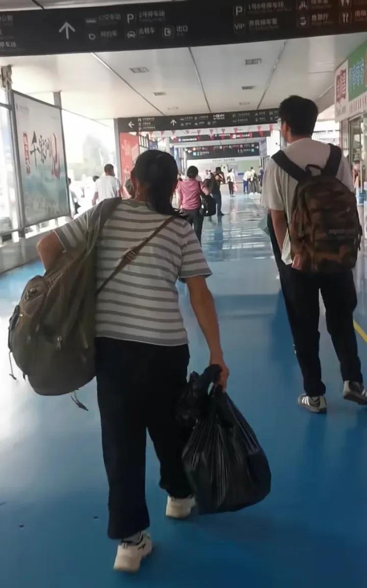 看了“挑扁担的女孩”，再看看这个！一个大高个子男生让妈妈提东西，自己双手插兜大步