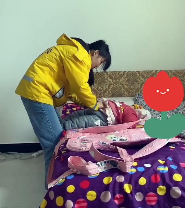 2019年，江西。丈夫去世，婆家将她和5个月女儿赶出家门，她靠送外卖生活。她叫