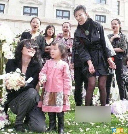 淡定的王菲，自信的李嫣。有个有钱又有爱的妈妈好幸福，从小衣食无忧的李嫣被宠成了公