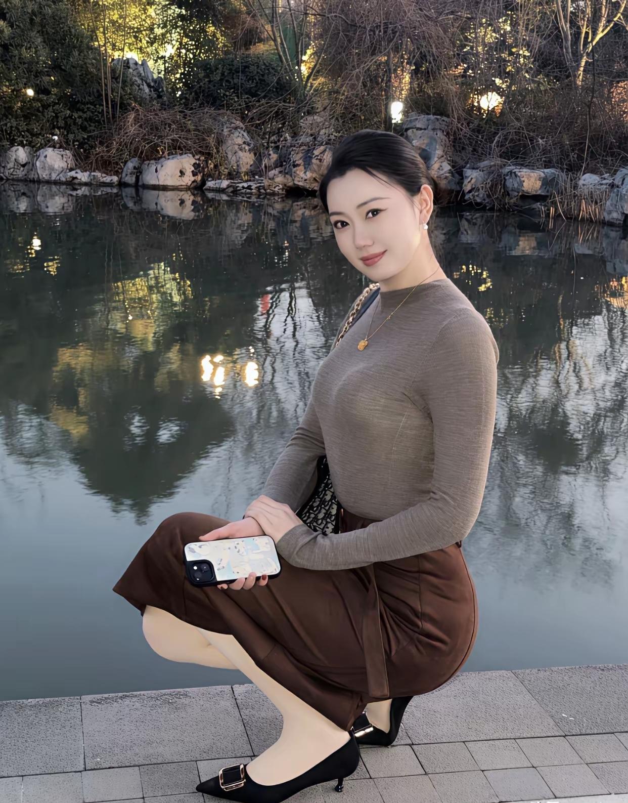 优雅自拍，湖畔静享时光🌿📸丰满圆润的身材才是天花板，所谓的富态。微胖不是肥胖