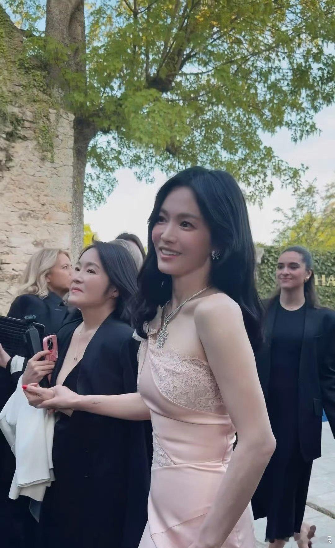 宋慧乔越素越美不必依靠浓妆修饰，干净通透的样貌自有一番韵味。宋慧乔近期的生活照