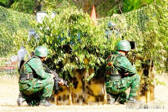 越南边防部队，就是武装警察。现在多装备215短枪