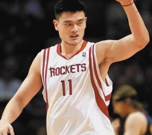 姚明和文班，谁更强？最近老有人挑事，把这两个不同时代的超级中锋放在一起比较，我们